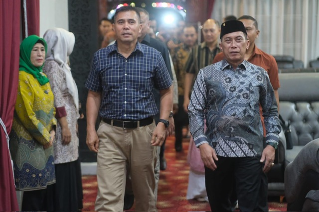 Pangdam XII/Tanjungpura Mayjen TNI Novi Rubadi Sugitobaru bersama Wakil Bupati Kapuas Hulu Sukardi saat acara ramah tamah di Pendopo Bupati Kapuas Hulu, Putussibau, Rabu (6/5/2026).